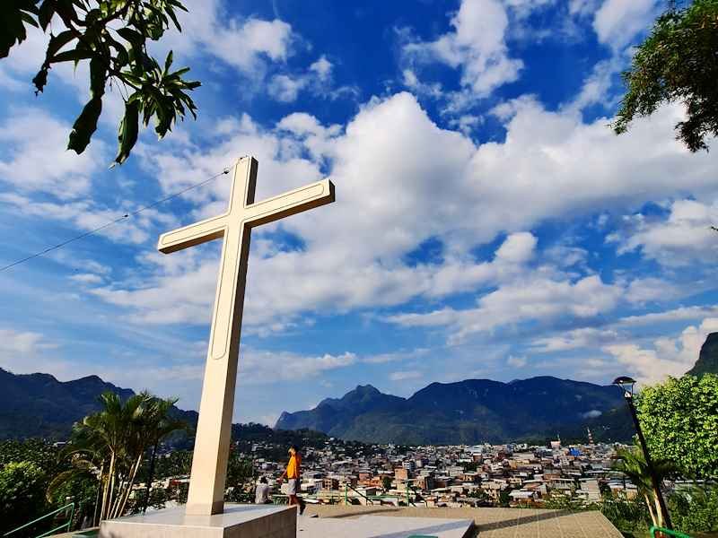 Tours Tingo María en el Mirador de la Cruz para observar la ciudad y la Bella Durmiente