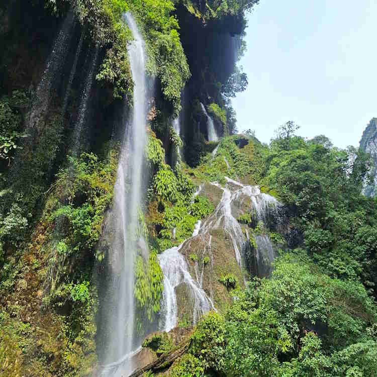 Catarata Espejo Mágico del Rio Derrepente en Tingo María