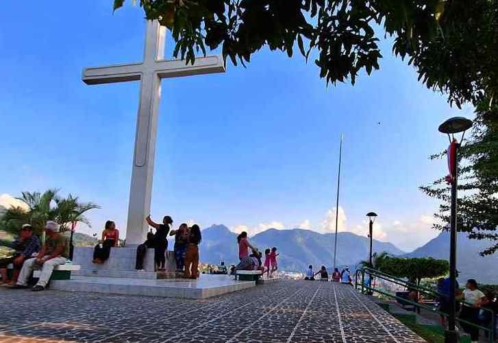 Mirador de la Cruz de Tingo María Perú