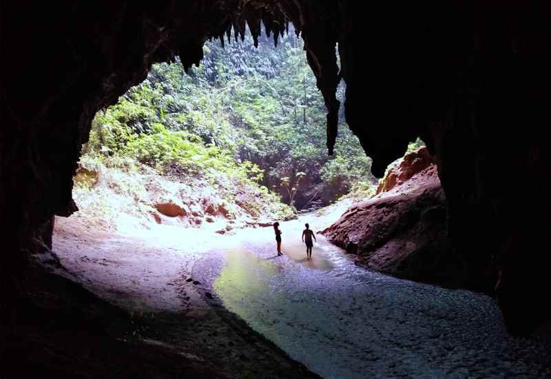 Vulcano de Sinchi Roca Tingo Maria con cueva y rio